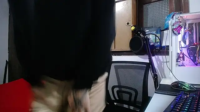 Snapshot of esjrobles chatting on 02-15-25, 09:16 esjrobles online show from 02-15-25, 09:16