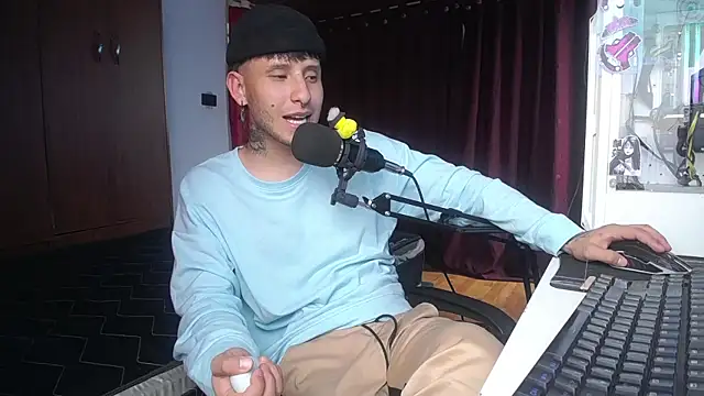 Snapshot of esjrobles chatting on 03-20-25, 08:40 esjrobles online show from 03-20-25, 08:40