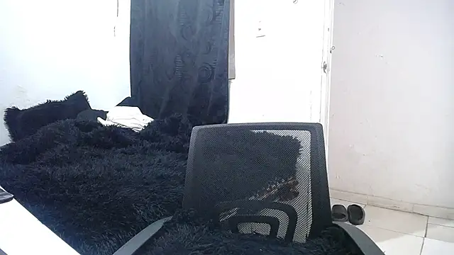 Snapshot of esjrobles chatting on 09-08-25, 04:28 esjrobles online show from 09-08-25, 04:28