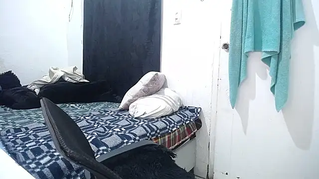 Snapshot of esjrobles chatting on 09-12-25, 03:56 esjrobles online show from 09-12-25, 03:56