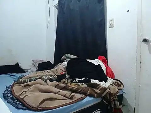 Snapshot of esjrobles chatting on 09-29-25, 12:32 esjrobles online show from 09-29-25, 12:32