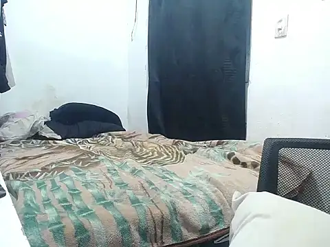 Snapshot of esjrobles chatting on 10-10-25, 01:10 esjrobles online show from 10-10-25, 01:10