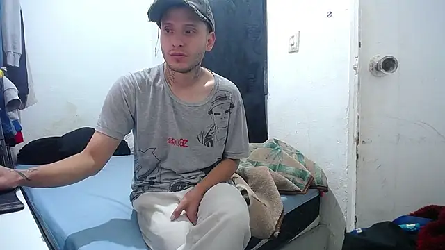 Snapshot of esjrobles chatting on 10-15-25, 05:02 esjrobles online show from 10-15-25, 05:02