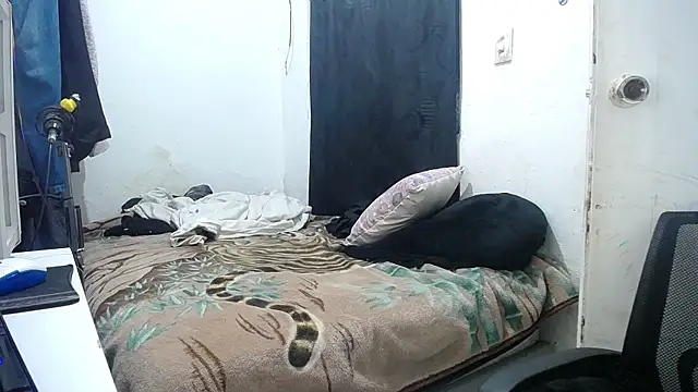 Snapshot of esjrobles chatting on 10-16-25, 05:19 esjrobles online show from 10-16-25, 05:19