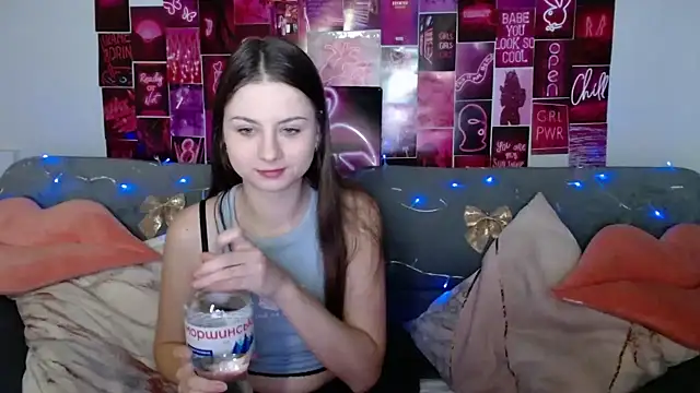 Snapshot of MilanaRoza chatting on 01-17-25, 06:04 MilanaRoza online show from 01-17-25, 06:04