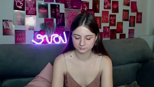 Snapshot of MilanaRoza chatting on 11-15-25, 06:00 MilanaRoza online show from 11-15-25, 06:00