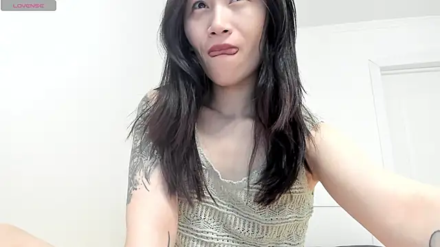 Snapshot of aenie chatting on 03-18-25, 04:58 aenie online show from 03-18-25, 04:58