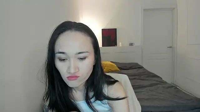 Snapshot of aenie chatting on 10-21-25, 04:02 aenie online show from 10-21-25, 04:02