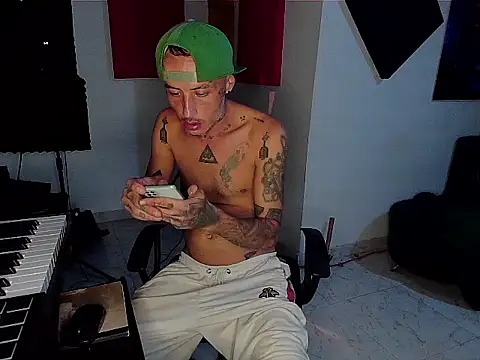 Snapshot of patrik_tattoo_ chatting on 11-15-25, 09:28 patrik tattoo online show from 11-15-25, 09:28