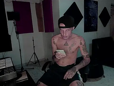 Snapshot of patrik_tattoo_ chatting on 11-22-25, 02:10 patrik tattoo online show from 11-22-25, 02:10