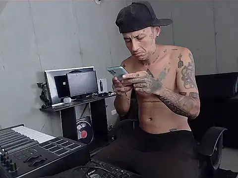 Snapshot of patrik_tattoo_ chatting on 02-06-26, 05:16 patrik tattoo online show from 02-06-26, 05:16