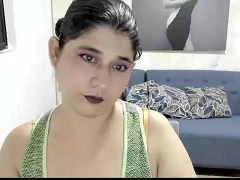 Snapshot of alinabozz1 chatting on 06-06-26, 02:38 alinabozz1 online show from 06-06-26, 02:38