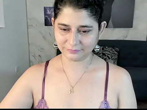 Snapshot of alinabozz1 chatting on 06-12-26, 05:17 alinabozz1 online show from 06-12-26, 05:17