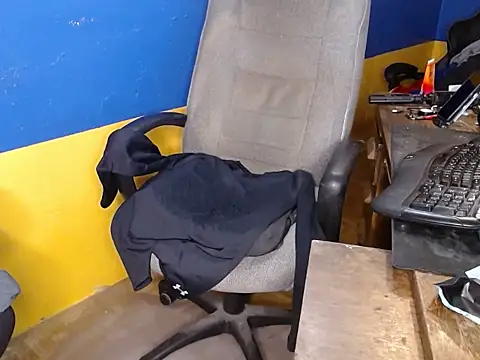 shyhuskyguy online show from 12-18-25, 04:07