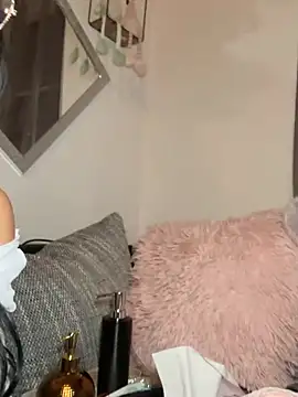 Snapshot of mrs_skinny_goddess chatting on 01-27-25, 09:33 mrs skinny goddess online show from 01-27-25, 09:33