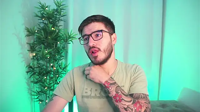 Snapshot of Tony_Wylie chatting on 11-05-25, 09:31 Tony Wylie online show from 11-05-25, 09:31