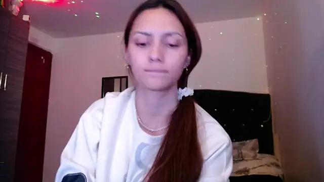 Snapshot of holy_juli chatting on 06-20-26, 03:31 holy juli online show from 06-20-26, 03:31