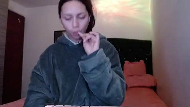 Snapshot of holy_juli chatting on 07-11-26, 02:25 holy juli online show from 07-11-26, 02:25