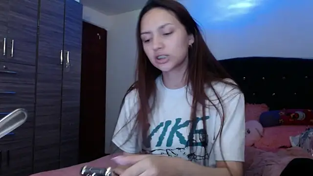 Snapshot of holy_juli chatting on 07-18-26, 03:44 holy juli online show from 07-18-26, 03:44
