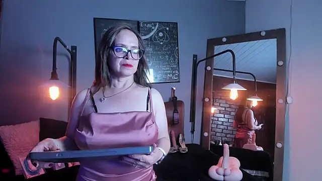 Snapshot of Samantha_mature56 chatting on 10-03-25, 10:34 Samantha mature56 online show from 10-03-25, 10:34