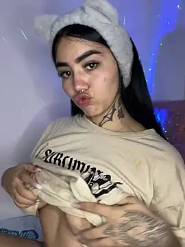 Nickiiiii online show from 01-17-25, 05:32