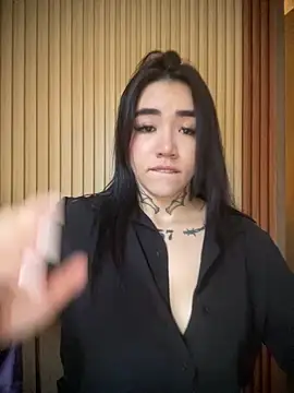 Nickiiiii online show from 10-04-25, 09:35