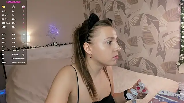 Snapshot of ViolaBloom22 chatting on 01-25-25, 06:46 ViolaBloom22 online show from 01-25-25, 06:46