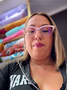 Snapshot of VIOLETA-25_ chatting on 06-25-26, 04:11 VIOLETA-25 online show from 06-25-26, 04:11