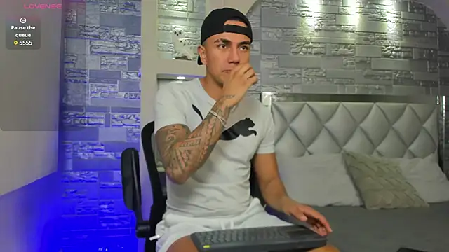 Aron Bolt online show from 01-21-25, 01:43