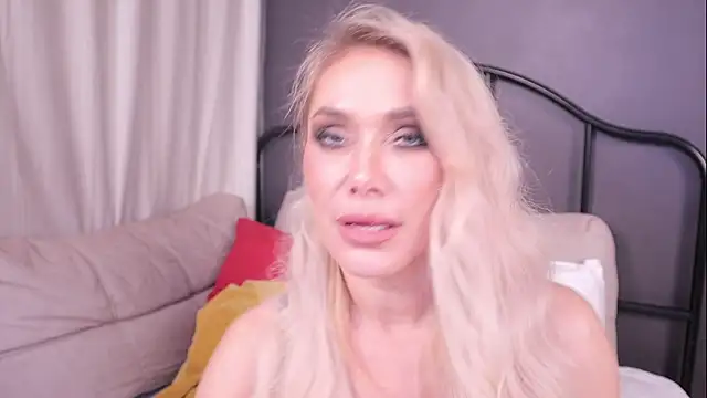 Snapshot of IsadoraDunkan chatting on 03-20-25, 09:13 IsadoraDunkan online show from 03-20-25, 09:13