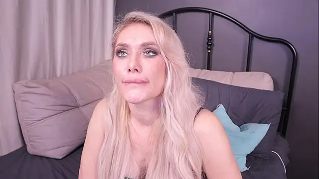 Snapshot of IsadoraDunkan chatting on 03-21-25, 03:22 IsadoraDunkan online show from 03-21-25, 03:22