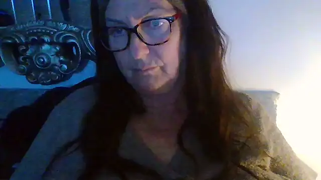 Snapshot of Tillieuk chatting on 06-03-26, 08:14 Tillieuk online show from 06-03-26, 08:14