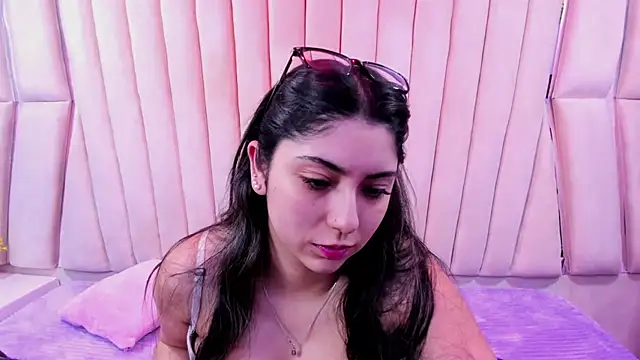 Lucy Anall  online show from 11-26-25, 10:00