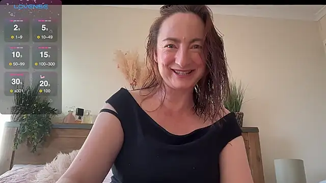 Snapshot of LouiseTswing chatting on 12-02-24, 02:19 LouiseTswing online show from 12-02-24, 02:19