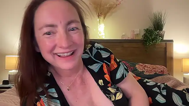 Snapshot of LouiseTswing chatting on 02-06-25, 08:13 LouiseTswing online show from 02-06-25, 08:13