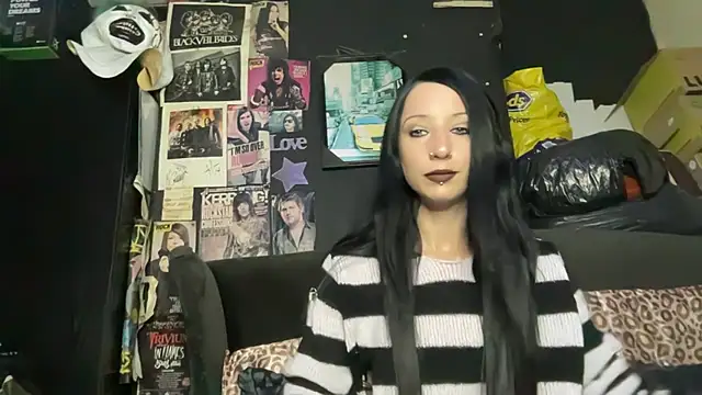 Snapshot of MissMidnightUK chatting on 10-21-25, 10:10 MissMidnightUK online show from 10-21-25, 10:10