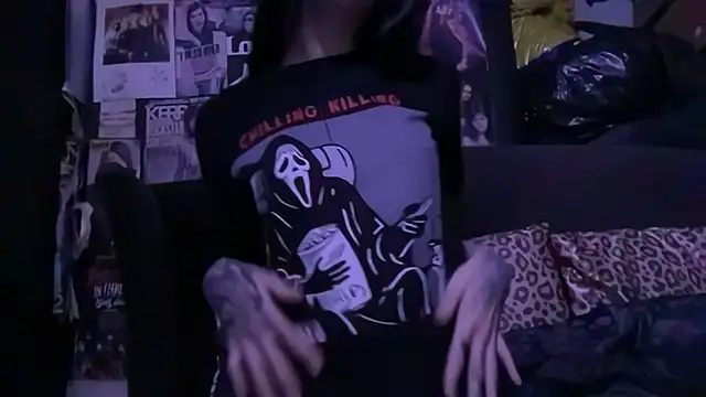 Snapshot of MissMidnightUK chatting on 10-30-25, 12:34 MissMidnightUK online show from 10-30-25, 12:34