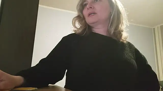 Snapshot of EdithManning chatting on 04-26-26, 06:38 EdithManning online show from 04-26-26, 06:38