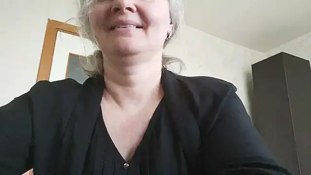Snapshot of EdithManning chatting on 05-16-26, 10:36 EdithManning online show from 05-16-26, 10:36