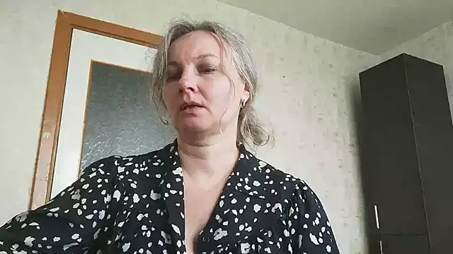 Snapshot of EdithManning chatting on 05-19-26, 06:31 EdithManning online show from 05-19-26, 06:31