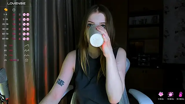 Snapshot of princessaalicc chatting on 12-14-25, 01:49 princessaalicc online show from 12-14-25, 01:49