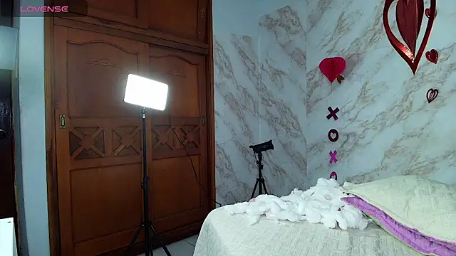 Snapshot of lucia_brown chatting on 02-14-25, 08:26 lucia brown online show from 02-14-25, 08:26