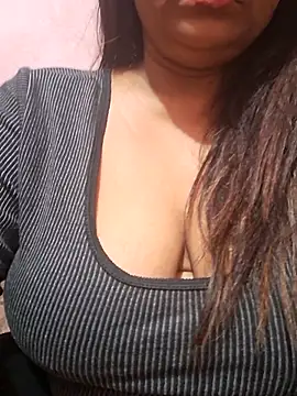 Snapshot of Hot-Anuska chatting on 12-19-25, 06:15 Hot-Anuska online show from 12-19-25, 06:15