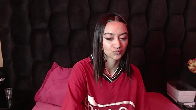 Snapshot of Miaa_Thopmson chatting on 09-18-25, 12:01 Miaa Thopmson online show from 09-18-25, 12:01