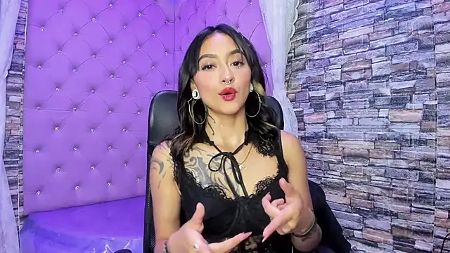 Snapshot of Miaa_Thopmson chatting on 10-21-25, 03:57 Miaa Thopmson online show from 10-21-25, 03:57