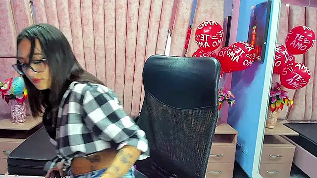 Snapshot of Miaa_Thopmson chatting on 12-18-25, 10:05 Miaa Thopmson online show from 12-18-25, 10:05