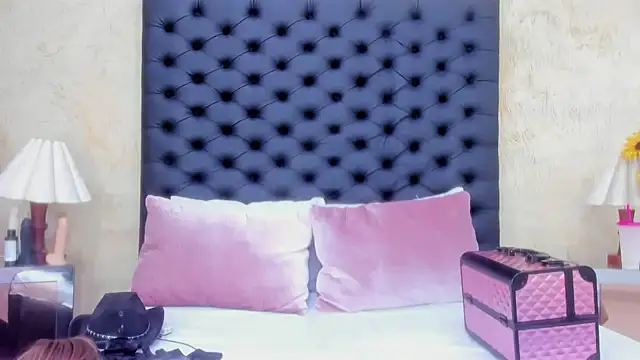 NahomiWhitel online show from 11-20-25, 04:51