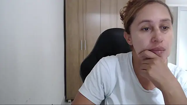 RoxanaLove9 online show from 11-20-25, 05:45