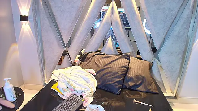 Annie9  online show from 10-12-25, 08:30