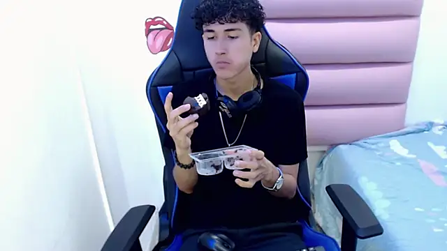 Snapshot of johnny_cagee chatting on 12-04-24, 03:37 johnny cagee online show from 12-04-24, 03:37